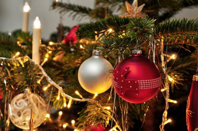 Weihnachtsbaum schm&uuml;cken: Anleitung, Ideen &amp; Tipps